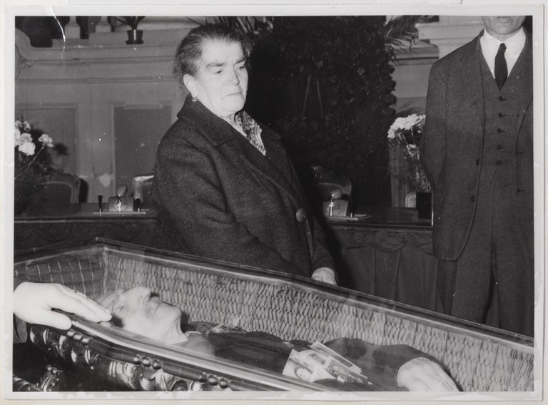 Gattatico-Reggio Emilia, 27-30 marzo 1970, Funerali di Alcide Cervi, camera ardente nella Sala del Tricolore di Reggio Emilia